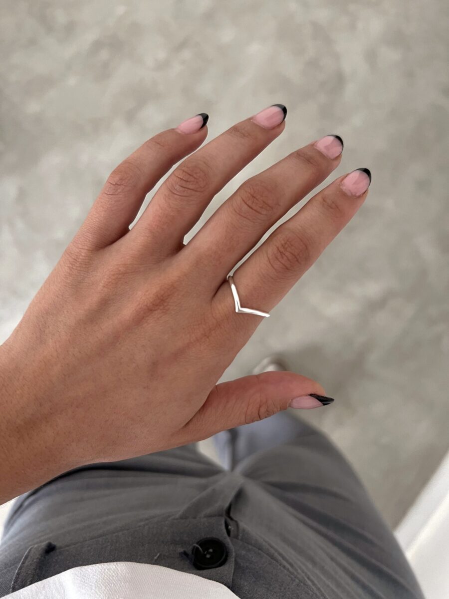 ·Anillo V liso·