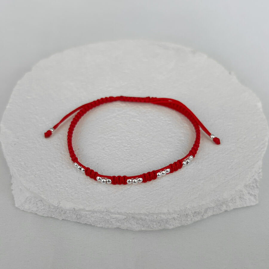 ·Pulsera hilo rojo y bolitas de plata·